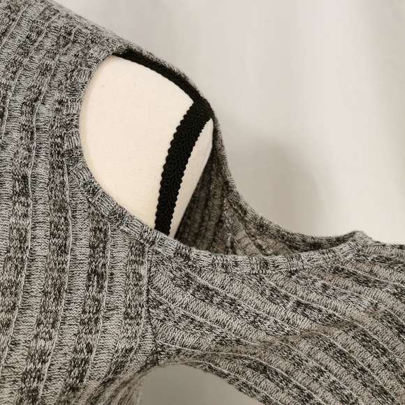 Kendall and Kylie Long Sleeve Mock Neck Cold Shoulder Top - Sz M - Picture 3 of 7